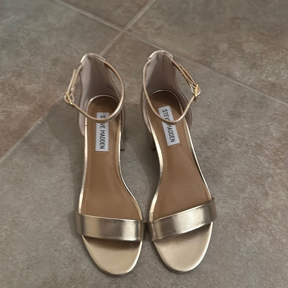 Steve Madden gold low heel sandal. Size 6